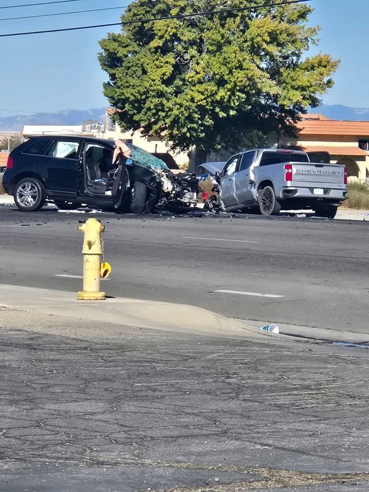 902T/902R....204 East Avenue K...two vehicle collision, black SUV vs silver truck....sheriff enroute...