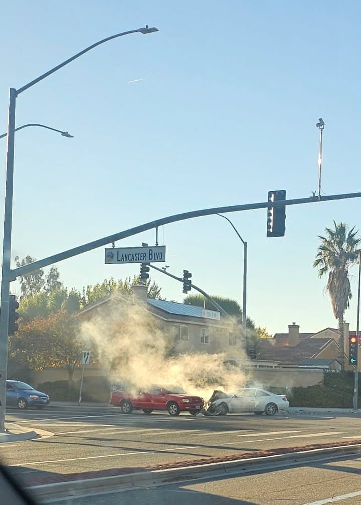 902T/902R....30th Street West and Lancaster Boulevard....three vehicle collsion....black Toyota van vs white...