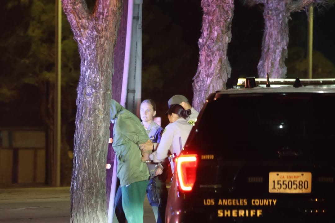487....Avenue I and 15th Street West....male black wearing hoodie seen with bolt...