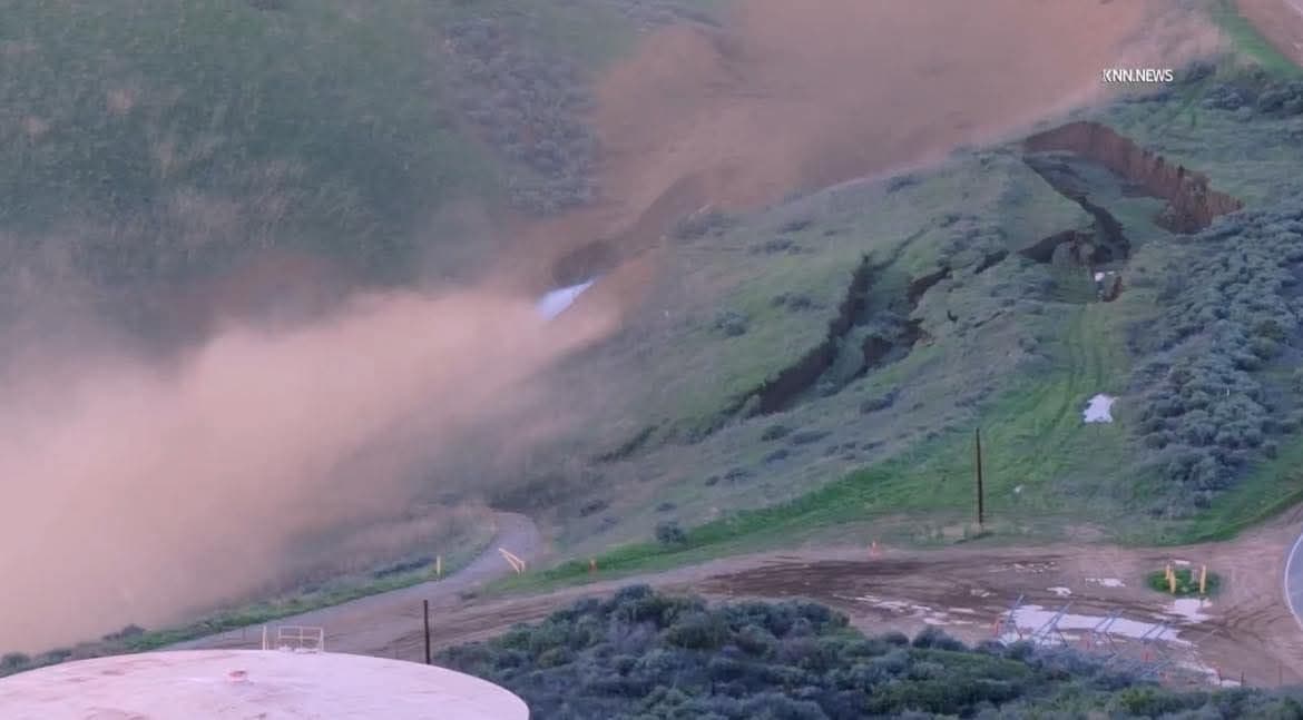 #HondaIC #LACoFD firefighters and utility crews remain on scene of the rupture...