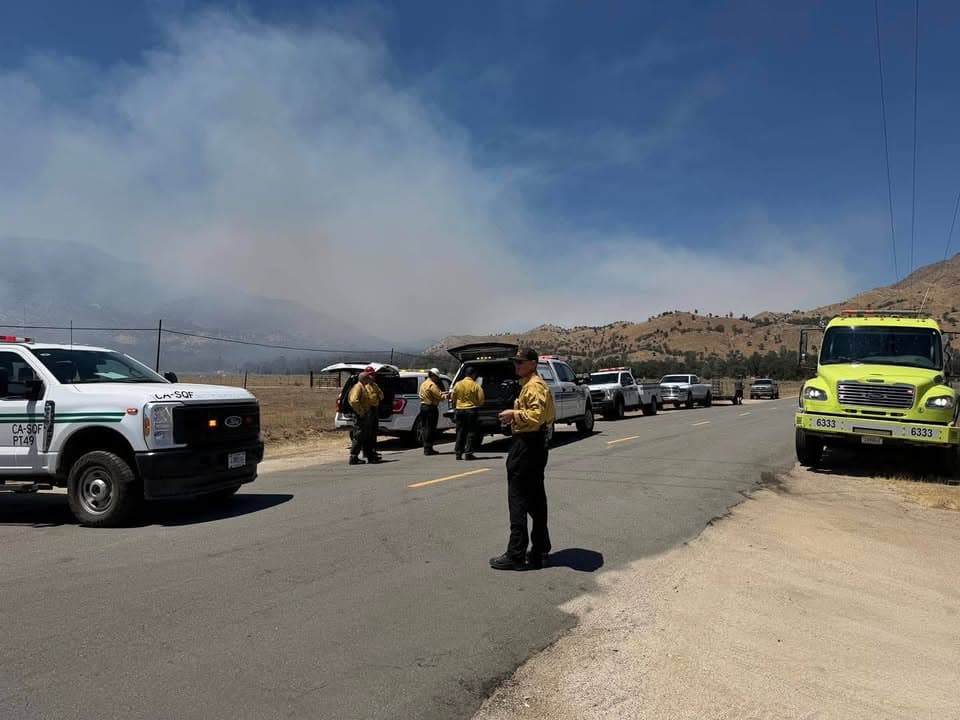 #VegetationFire #WalkerFire 馃搷KERN RIVER CANYON, Calif., The fire is approximately 138 acres...