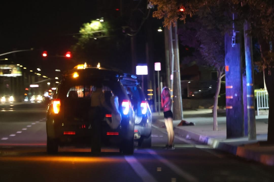 909T....10th Street West and Jackman....female white running around in middle of the...
