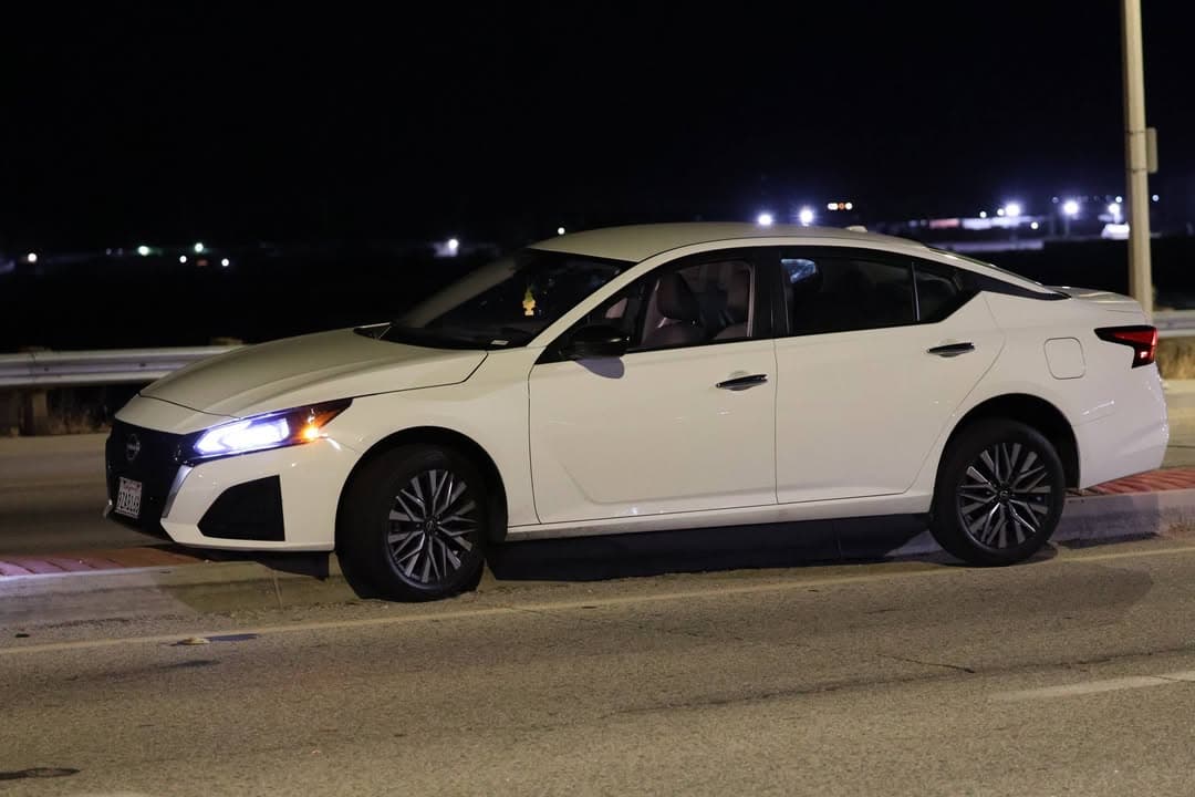 902T/902R....Sierra Highway and Avenue H....solo vehicle vs center divder.....sheriff and FD enroute...